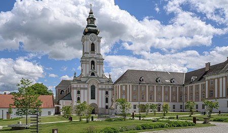 Passend zum 875jährigem Bestehen des Stiftes Wilhering findet im Sommer 2022 eine theatralische Wanderung durch Zeiten und Räume statt.