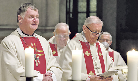 Zwei Jubilare im Mariendom: Diözesanbischof Manfred Scheuer (links) wurde vor 40 Jahren zum Priester geweiht. Altbischof Schwarz (rechts) feierte seinen 80. Geburtstag.   