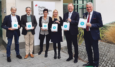 Übergabe der Schokolade im Med Campus III des Kepler Universitätsklinikums. „OÖ Gesundheitsholding“-Geschäftsführer Karl Lehner (rechts) sagt im Namen aller Häuser Danke.   