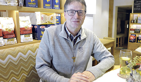 DI Anton Hitzl wohnt mit seiner Familie in Vöcklamarkt. Er trägt ein Kreuz in der Form des „T“. Das „Taukreuz“, wie es genannt wird, wurde zum Symbol des Franziskanerordens und aller, die in der Spiritualität des Franz von Assisi leben. 