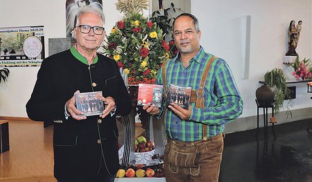 Pater Ransom Pereira (rechts) präsentiert gemeinsam mit dem Pfarrgemeinderatsobmann der Pfarre Hl. Familie-Tabor, Wilhelm Spöck, seine CD.  