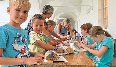 In Buchkirchen bastelten Kinder mit aussortierten Büchern.   