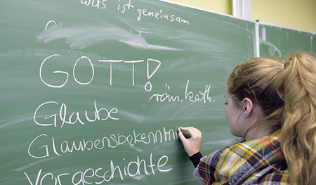 In Anbetracht der gestiegenen konfessionellen und religiösen Vielfalt an den Schulen, werden Konzepte der Zusammenarbeit verschiedener christlicher Kirchen erprobt. 