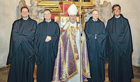 Im Bild von links:  Frater Philipp Wögerbauer, Frater Jakobus Sieberer-Kefer, Abt Ambros Ebhart, Frater Anselm Demattio und Novizenmeister P. Bernhard Eckerstorfer.  