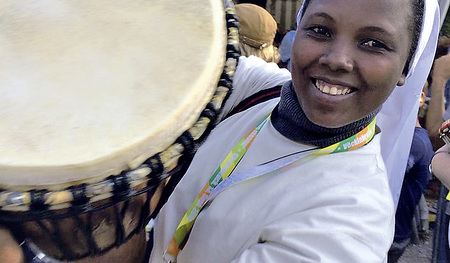 Sr. Isabel hat mit einigen Franziskanerinnen mitgetrommelt.
