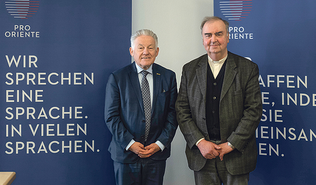 „Pro Oriente OÖ“-Vorsitzender Josef Pühringer (links) und Johann Gmeiner. Dem Stadtpfarrer von Grieskirchen ist es seit vielen Jahren ein Anliegen, in Schule und Pfarre für die Verfolgung von Christen zu sensibilieren.  