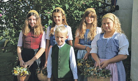 In Schärding trugen Mädchen gestickte Haarbänder.   