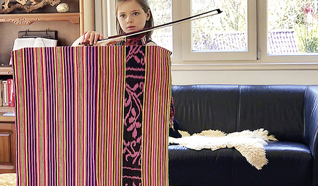 Tipps zu Hausgottesdiensten und Livestreams sowie Fernseh- und Radioübertragungen finden sich unter katholisch.at/corona/gottesdienste und netzwerk-gottesdienste.at.