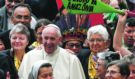 In einer Prozession ziehen Teilnehmende mit Papst Franziskus zu Beginn der Amazonas-Bischofssynode zur Synodenaula im Vatikan.