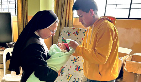 Sr. Klara Maria beim Helfen  