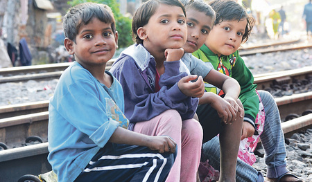 Indische Bahnhofs­kinder sind vielen Gefahren ausgesetzt. Menschenhändler versuchen sie als billige Arbeitssklaven zu verschachern.    