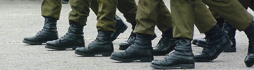 Angelobung beim oesterreichischen Bundesheer Bundesheerangelobung ,Milit?rangelobung, Militaerangelobung, Disziplin, streng, Ordnung, Haltung, Soldaten,  Gemeinschaft, Linie, Gleichheit, gleich, Schuhe, Stiefel, Gleichschritt, einheitlich, Gleichhe