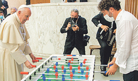 Franziskus am Kickertisch