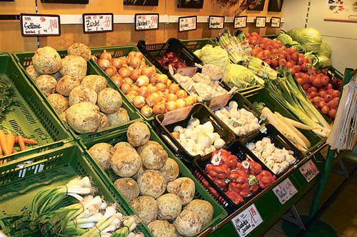 Einladung beim Winkler Markt AuhofGem?se, Gem?seabteilung, Sellerie, Zwiebel, Kraut, Lauch