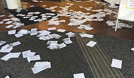 Verstörende Aktion. So sah das Foyer nach der Attacke aus.   