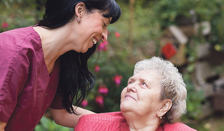 Die mobilen Pflege- und Familiendienste stehen unter starkem Zeitdruck. Oft sind aber die Pflegerinnen der einzige Besuch, den alleinstehende Senior/innen sehen. 