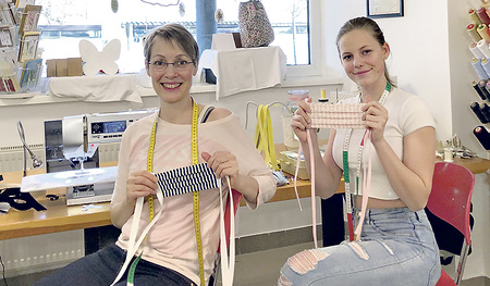 Die Schneiderin Julia Bruneder und eine ihrer Töchter sind mit Eifer am Werk.