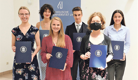 Die KUL-Preisträger/innen (von links): Ruth Pollak, Vanessa Petrusic, Jana Kaspar, Georg Balthasar Deinhammer, Marlies Prinz und Dorothea Luise Hochreiter (nicht auf dem Foto: Anna Hainbucher, Laura Henter) 