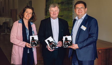 Elisabeth Leitner (li.) und Heinz Niederleitner (re.) überreichten die Broschüre „Im Brucknerland“ Bischof Manfred Scheuer.   
