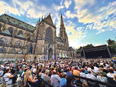 Klassik am Dom wird am 7. Juli mit „Music of James Bond“ und dem Royal Philharmonic Orchestra eröffnet, acht Konzerte werden den Domplatz beleben. Folkshilfe ist am 18. Juli zu Gast.    