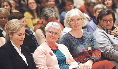 280 Zuhörer/innen nahmen am ersten  OÖ. Frauenforum in Linz teil.   