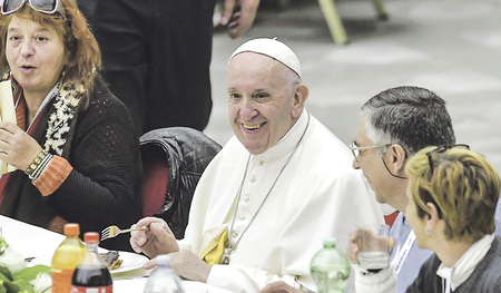 Mittagessen mit Papst Franziskus zum katholischen „Welttag der Armen“ am 18. November 2018 in der vatikanischen Audienzhalle. 