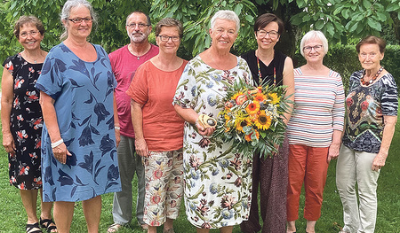 Hermine Steinmaßl (mit Blumen)