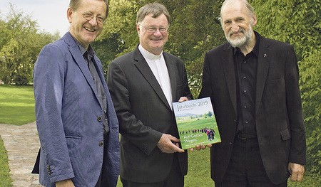 Ein erstes „offizielles“ Exemplar für Bischof Manfred Scheuer. Hier mit Herausgeber Willi Vieböck (rechts) und Jahrbuch-Redakteur Matthäus Fellinger. 