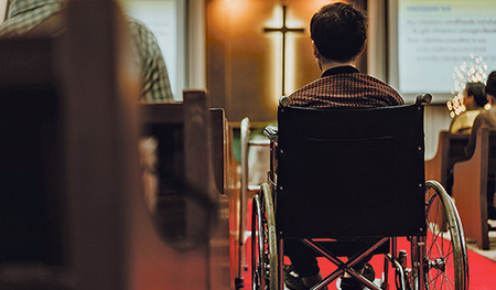 Ausreichend vorhandene Stellplätze für Rollstuhlfahrer:innen sind nur ein Bestandteil für Barrierefreiheit in Kirchen.    