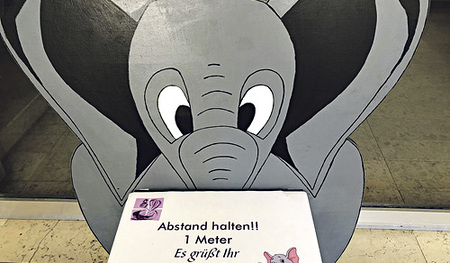 Ein Babyelefant erinnert in der Pfarre Linz-St. Peter an den gebotenen Abstand von mindestens einem Meter.  