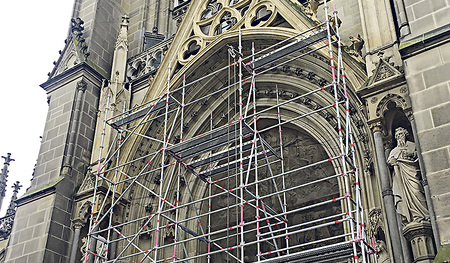 Dem Gerüst für den Turm des Mariendoms in Linz wird man in der kommenden Zeit beim Wachsen zuschauen können.   