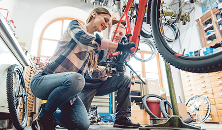 Im Repair Café tauscht man nicht nur praktisches Wissen aus, sondern plaudert auch gerne bei einer Tasse Kaffee.