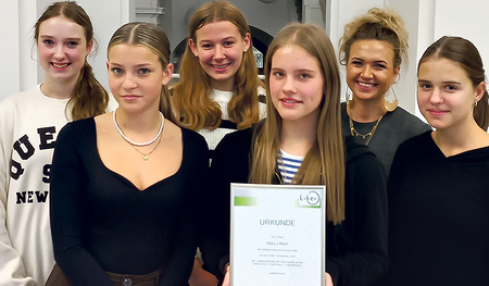 Schülerinnen der 5A-Klasse nehmen gemeinsam mit ihrer Professorin Clarissa Leberbauer den Preis entgegen. 