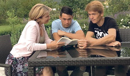 Heidi Rossak kümmert sich seit vier Jahren um die afghanischen Flüchtlinge Ezatullah (Mitte) und Rahmat (rechts).  