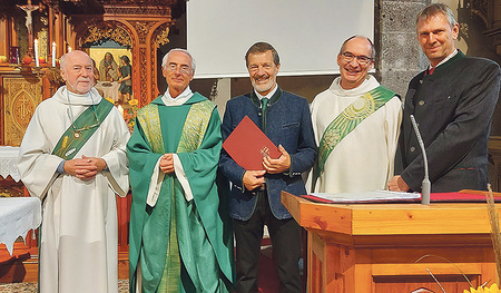 Chorleiter und Organist Friedrich Gröbl inmitten der Gratulanten.   