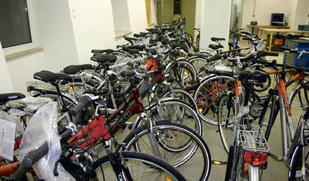 Katholische Journalisten aus Anla? des Franz von Sales Essens 2007 kurz vor der Er?ffnung in den neuen R?umlichkeiten der Bisch?flichen Arbeitslosenstiftung und vom Fahrradzentrum B7R?der, Radwerkstatt, Rad, Fahrrad, Fahrr?der