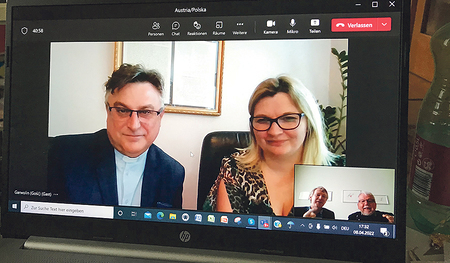 Pfarrer Stanisław Szymus (links) und Bürgermeisterin Marzena Swieczak arbeiten unermüdlich für die ukrainischen Flüchtlinge in ihrer Stadt Garwolin. Generaldechant Slawomir Dadas (links im kleinen Bild) hat das Gespräch mit der KIZ übersetzt. 