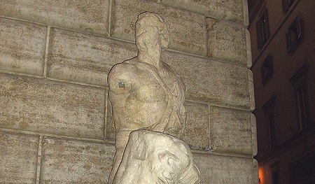 Der Pasquino steht auf der Piazza Pantaleo, die südwestlich der wesentlich bekannteren Piazza Navona liegt.  