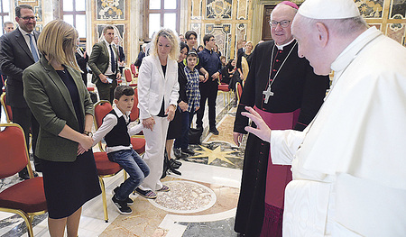 Eine Gruppe autistischer Kinder aus Österreich ist am Montag von Papst Franziskus im Vatikan empfangen worden.