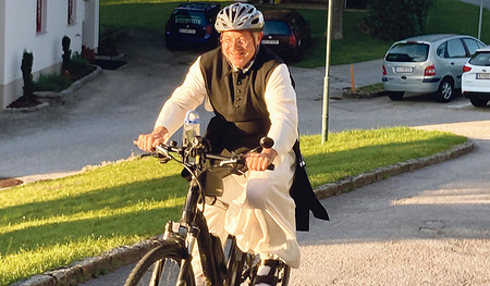 Prior P. Gabriel Ertl ist selbst begeisterter E-Biker und fährt zu seinen Terminen oftmals mit dem Rad. Am 23. Juli wird er die Fahrräder segnen.  