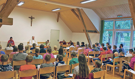 Pfarrer Wagner feiert die Messe mit den Jungscharkindern. 