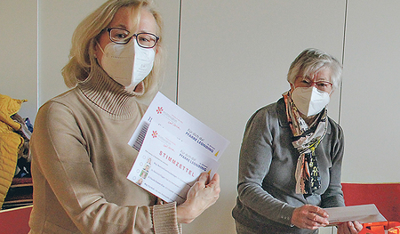 Bis 5000 Wahlunterlagen in den Kuverts stecken, sind unzählige Handgriffe notwendig.    