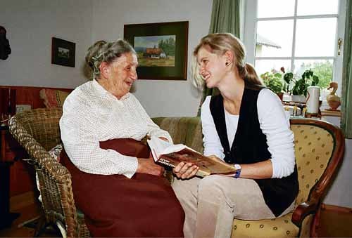 Jung und Alt im Gespraech
Menschen, Frau, Alt, Alter, Alte, Senioren, Pensionistin, Rentnerin, Gespr?ch, Vorlesen, Buch, Enkel, Verwandtschaft, Enkerl, Omi, Generation, Generationen, Generationsvertrag, Zuh?ren, Pflegen, Lachende, Freundliche, Nett,