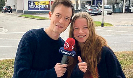 Ö3-Moderator Philipp Hansa mit einer Schülerin der FS Mauerkirchen.    