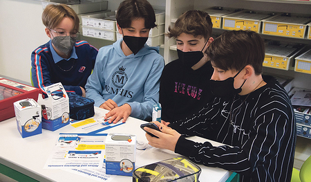 Schüler erfahren, wie Elektromüll korrekt entsorgt wird.  