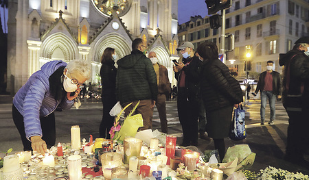 Menschen gedenken der Opfer des Attentates in der Basilika Notre-Dame in Nizza.
