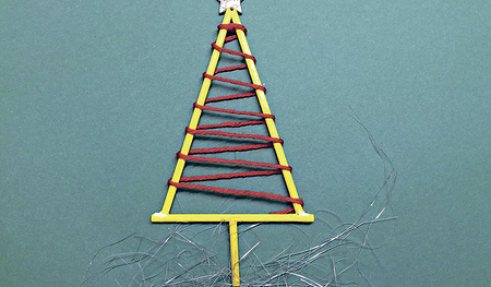 1. Bäumchen aus Bastelstäbchen und Wolle