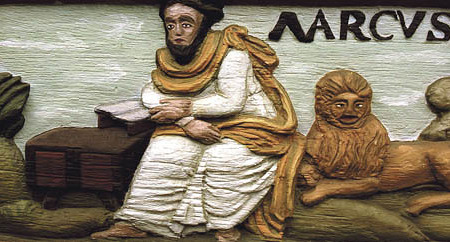 Die Lateinschule Alfeld ist ein Haus wie aus dem Bilderbuch Geschnitzte VorbilderDarstellung aus dem neuen Testament: Evangelist Markus.