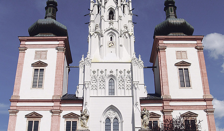 In den Innenräumen österreichischer Großkirchen lässt es sich bei angenehmen Temperaturen ver- weilen und zur Ruhe kommen – wie in der Wallfahrtsbasilika Mariazell.
