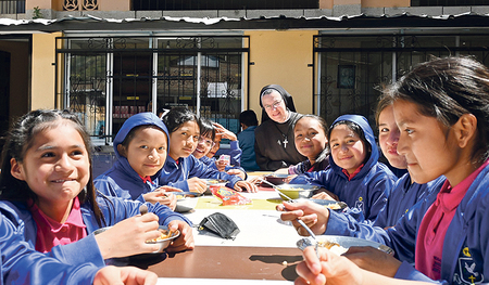Sr. Klara-Maria Falzberger osfs (Schwestern Oblatinnen des hl. Franz von Sales) mit Schülerinnen in deren Schule in Alausí, Ecuador. Sr. Klara-Maria stammt aus Schwertberg.  